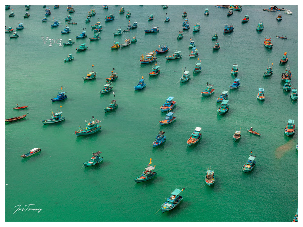 Từ Cáp Treo Hòn Thơm chúng ta sẽ bắt gặp hình ảnh tàu bè đánh cá của ngư dân trên biển "Làng chài thu nhỏ"
