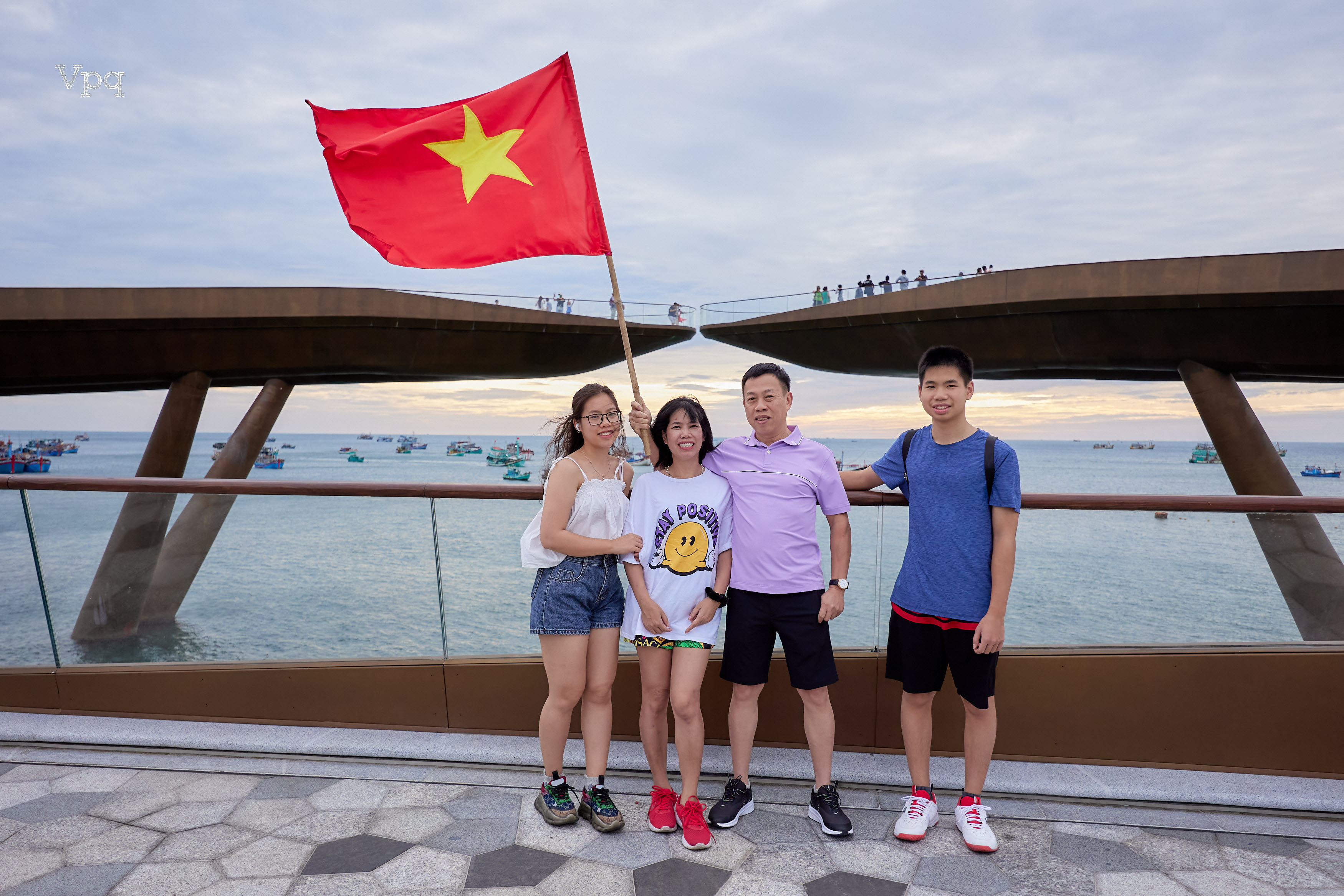 Nhiều gia đình ghi lại khoảnh khắc ghé thăm cây cầu biểu tượng mới của Phú Quốc