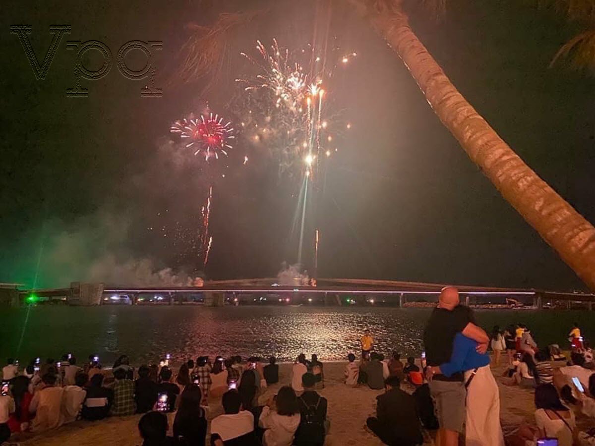 Cặp đội cầu Hôn ngay tại cây Cầu Hôn Phú Quốc đêm giao thừa 2023