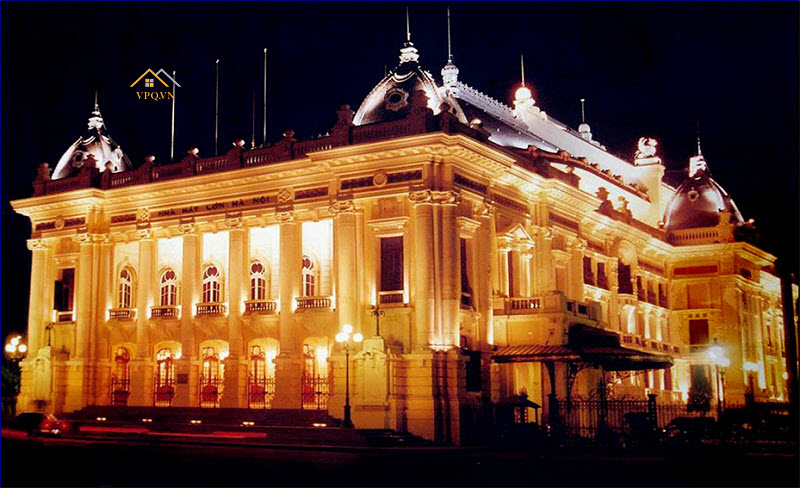 Nhà hát lớn Hà Nội - công trình biểu tượng mang đậm nét kiến trúc Pháp với những ô cửa vòm tinh tế, những bức phù điêu tinh xảo và những hàng cột lớn mạnh mẽ là hình thượng tiêu biểu của kiến trúc Indochine.