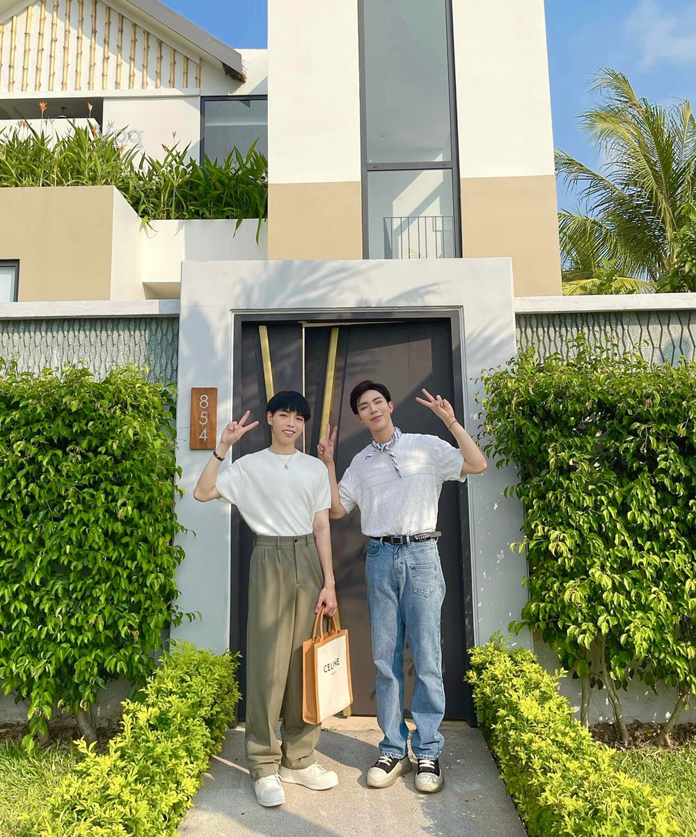 Đức Phúc và Erik cùng check in tại biệt thự New World Phu Quoc Resort (Ảnh MXH Facebook)