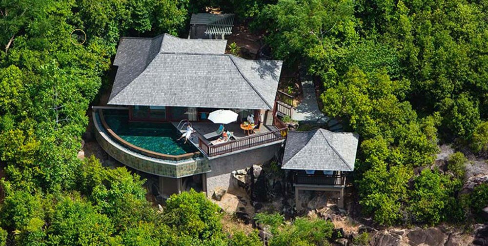 Hillside Villa nằm tại mỏm đất vươn ra biển khơi tại Sun Retreat Village