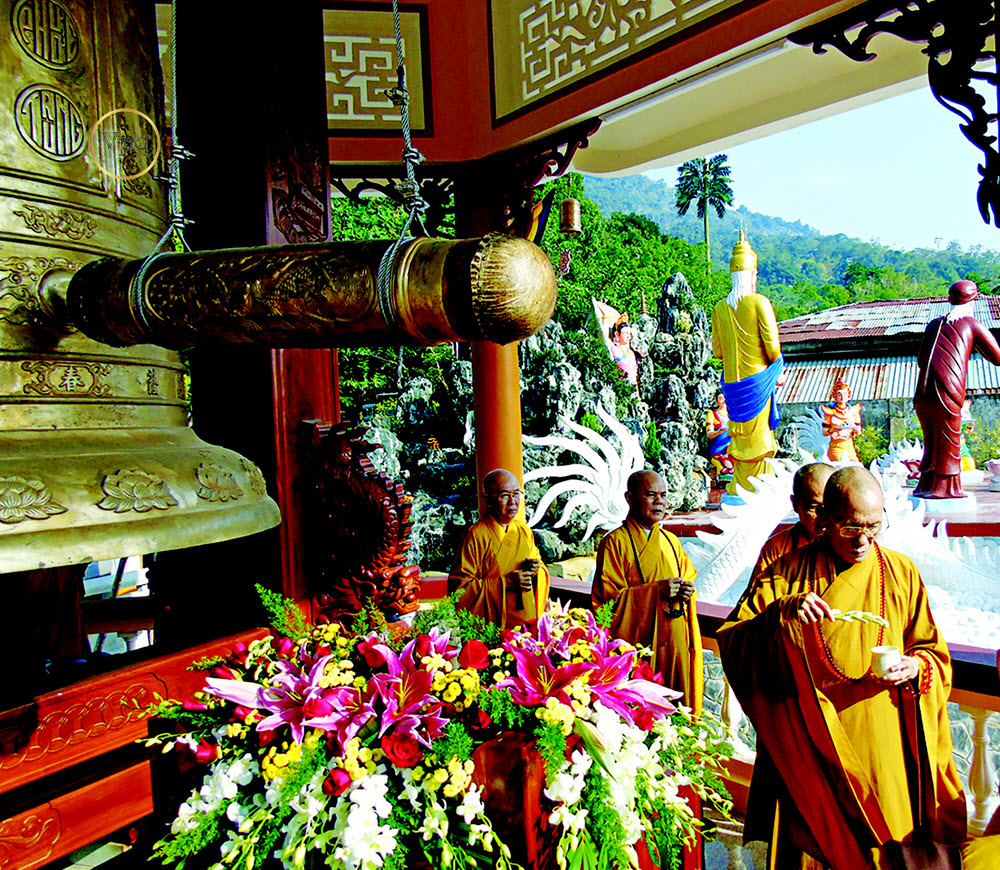 Lễ khai Ðại hồng chung đã diễn ra tại nhà treo chuông ở trên sân trước chùa Trung