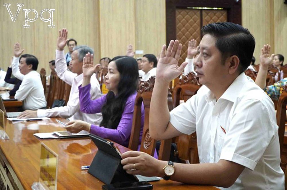 Đại biểu HĐND tỉnh Kiên Giang biểu quyết thông qua dự thảo nghị quyết tại kỳ họp