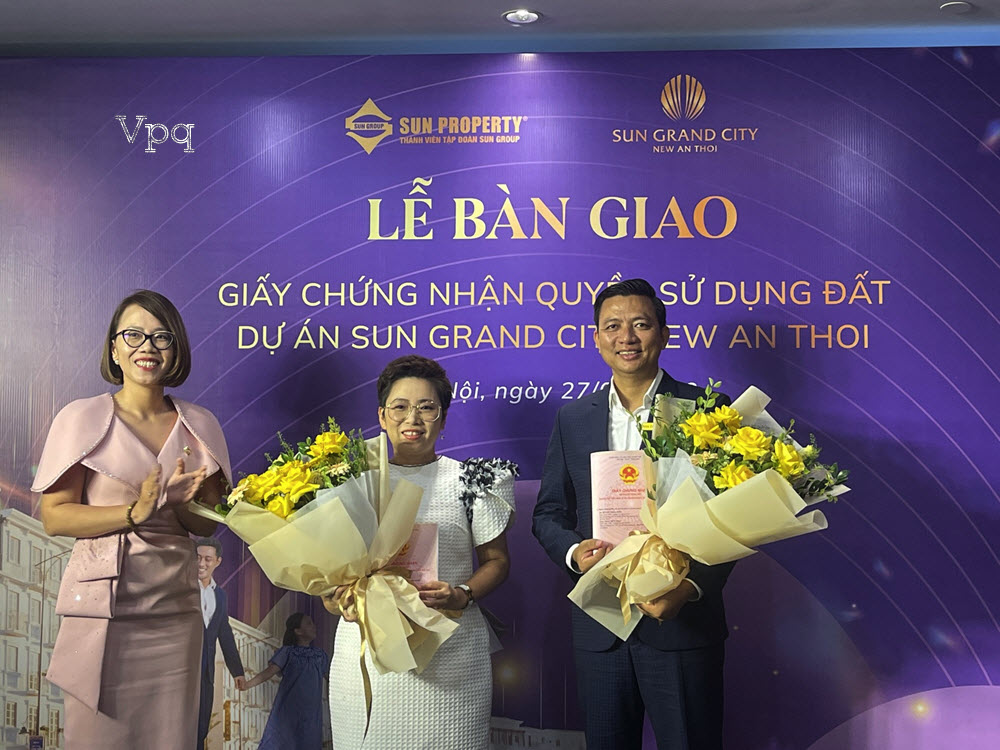 Đại diện Sun Property trao giấy chứng nhận quyền sử dụng đất dự án Sun Grand City New An Thoi