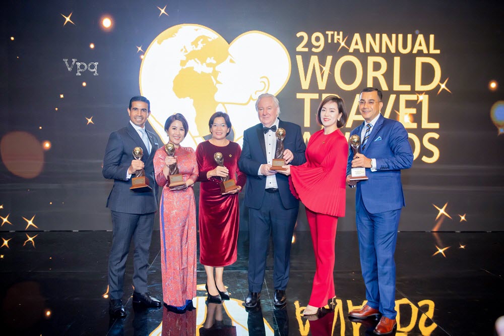 Đại diện World Travel Awards trao giải thưởng cho các đơn vị xuất sắc