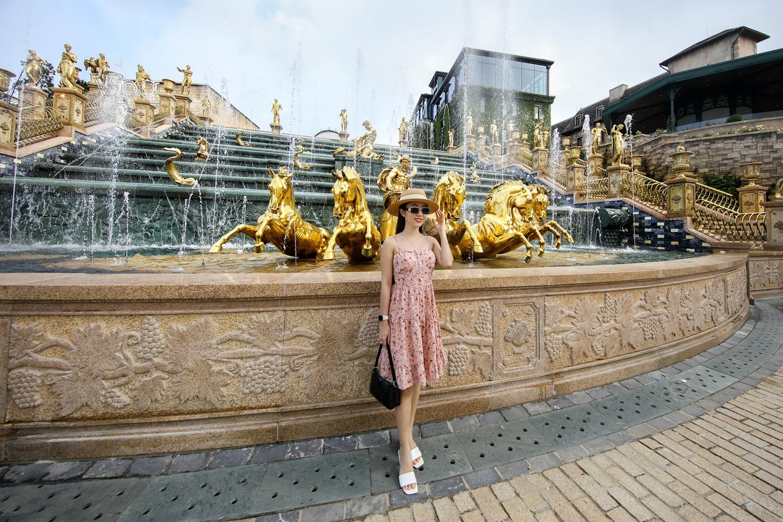 Du khách thích thú khám phá và chụp ảnh tại công trình mới của Sun World Ba Na Hills