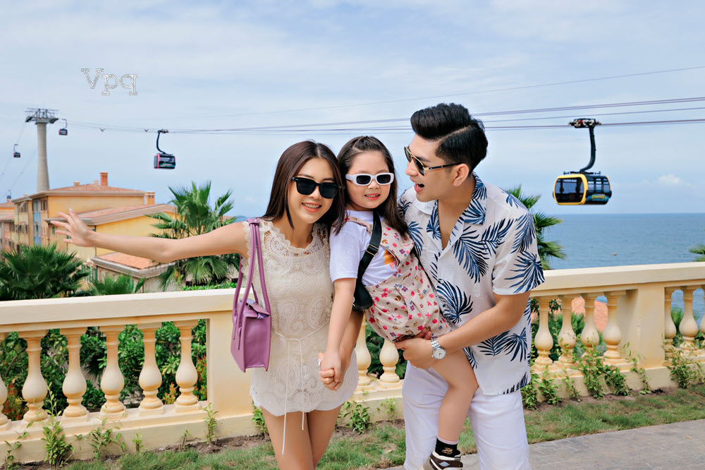 Gia đình bạn trẻ check in tại Ga An Thới, thị trấn Địa Trung Hải Phú Quốc