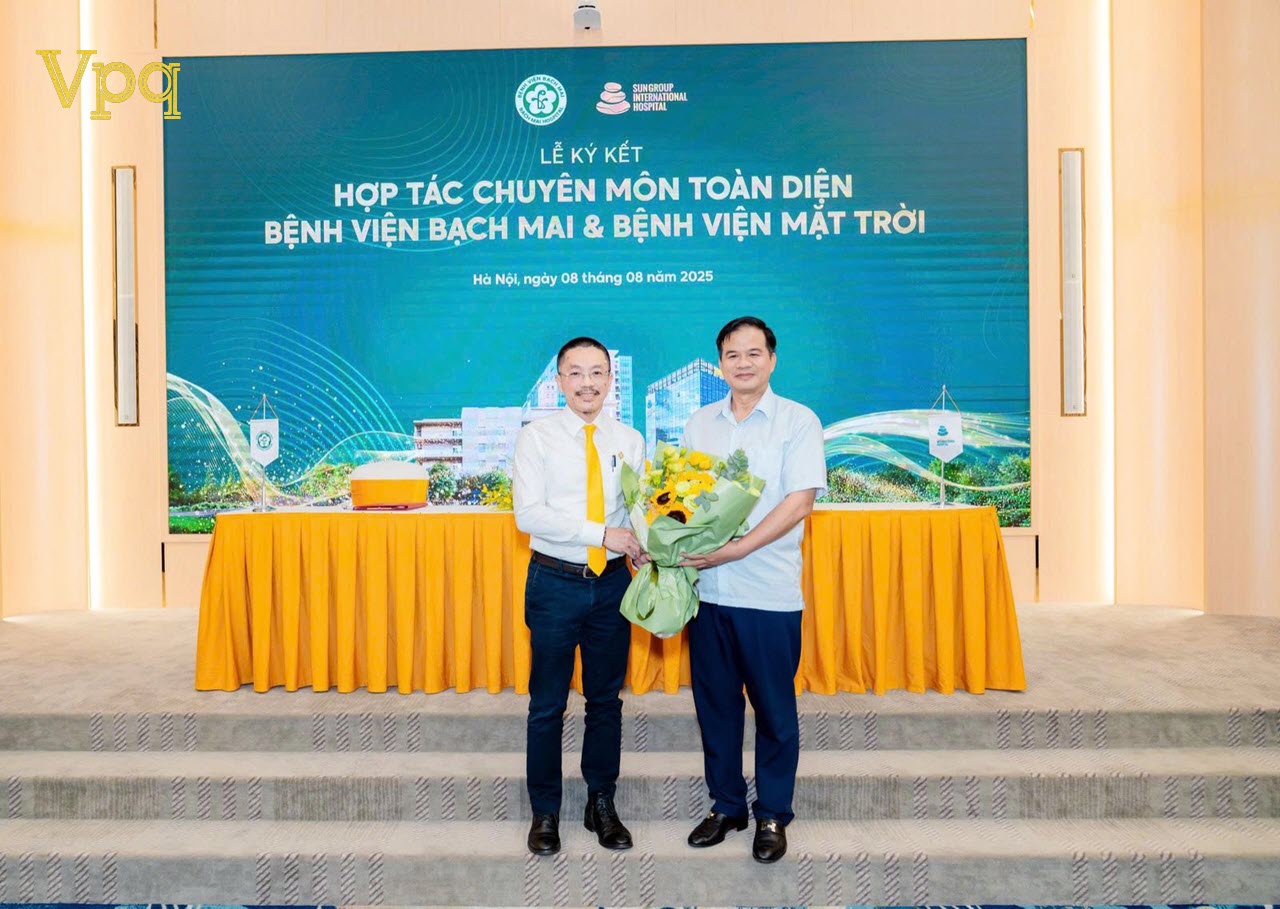 Đại diện bệnh viện Mặt Trời tặng hoa đại diện bệnh viện Bạch Mai