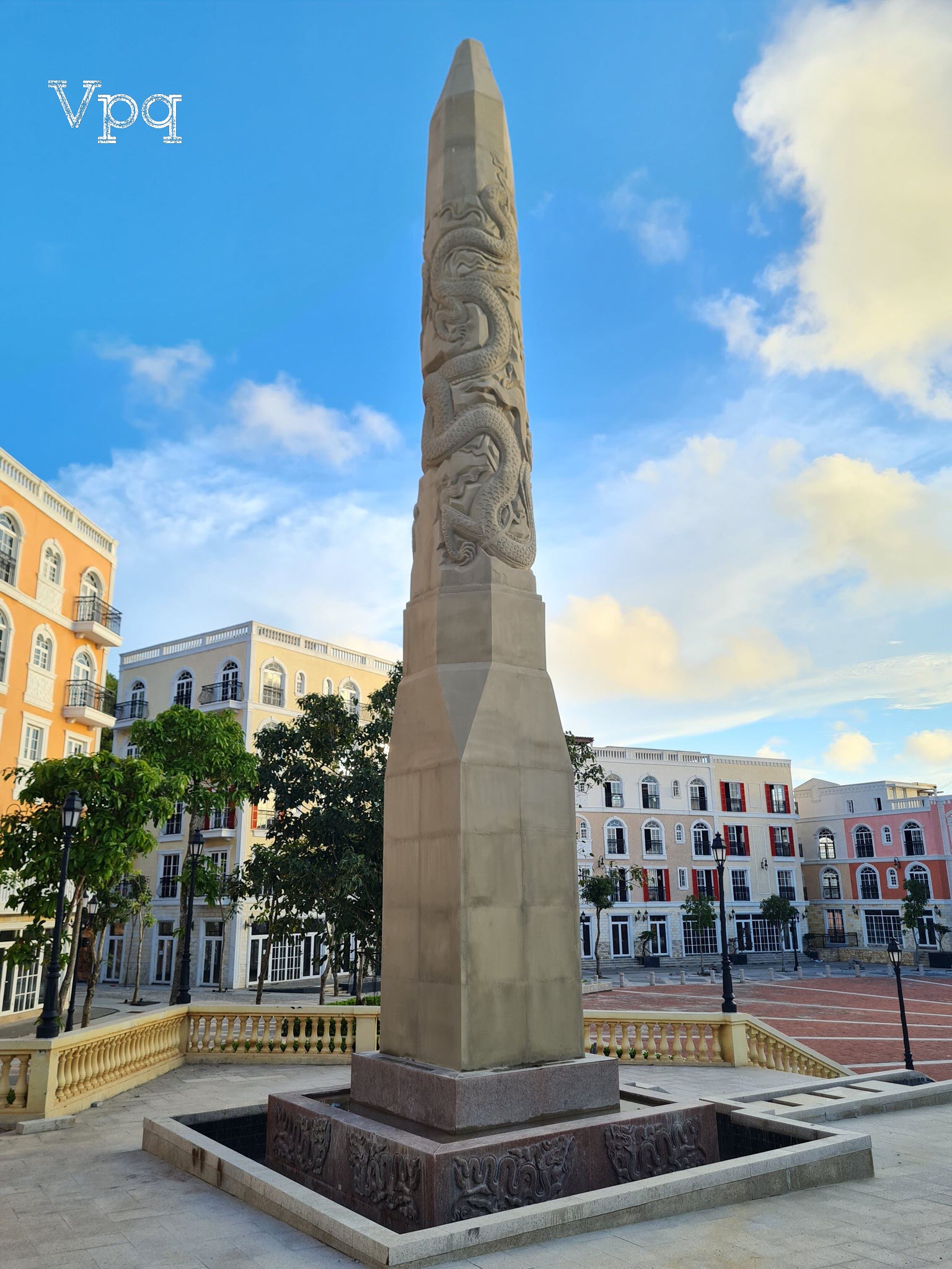 Bút tháp đá Obelisk được khắc họa linh vật biểu tượng của Việt Nam: Rồng Tiên