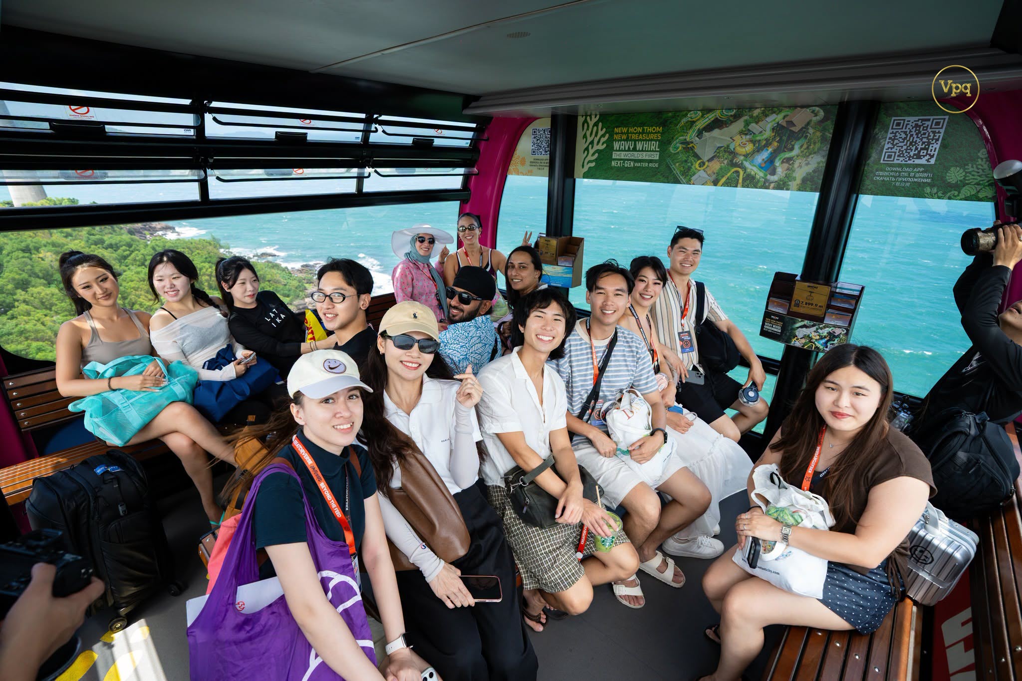 Cáp treo là phương tiện duy nhất đưa công nhân vượt biển từ Sunset Town ra Hòn Thơm mỗi ngày