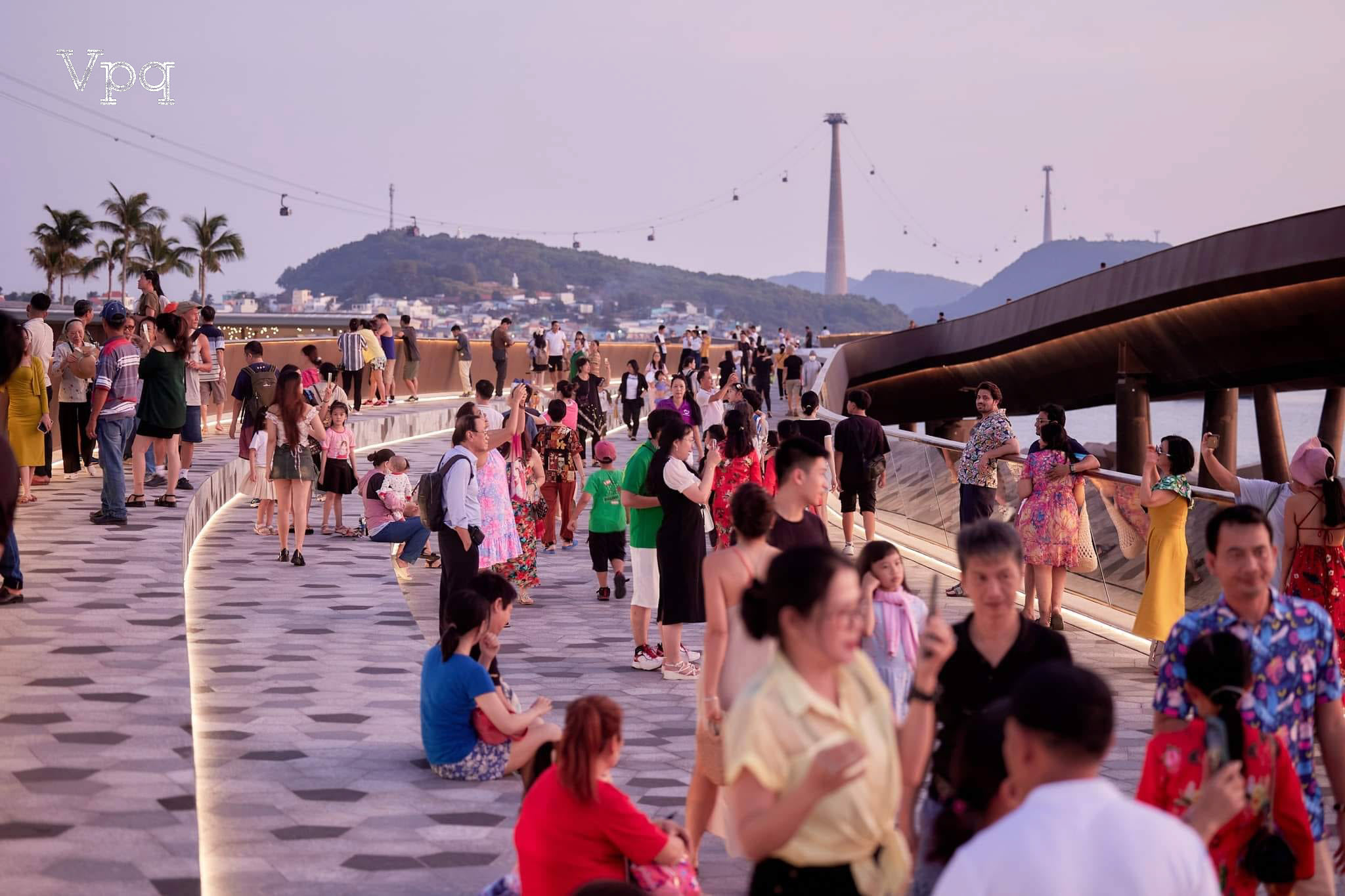 Cầu Hôn đón hàng chục nghìn lượt du khách ghé thăm mỗi ngày