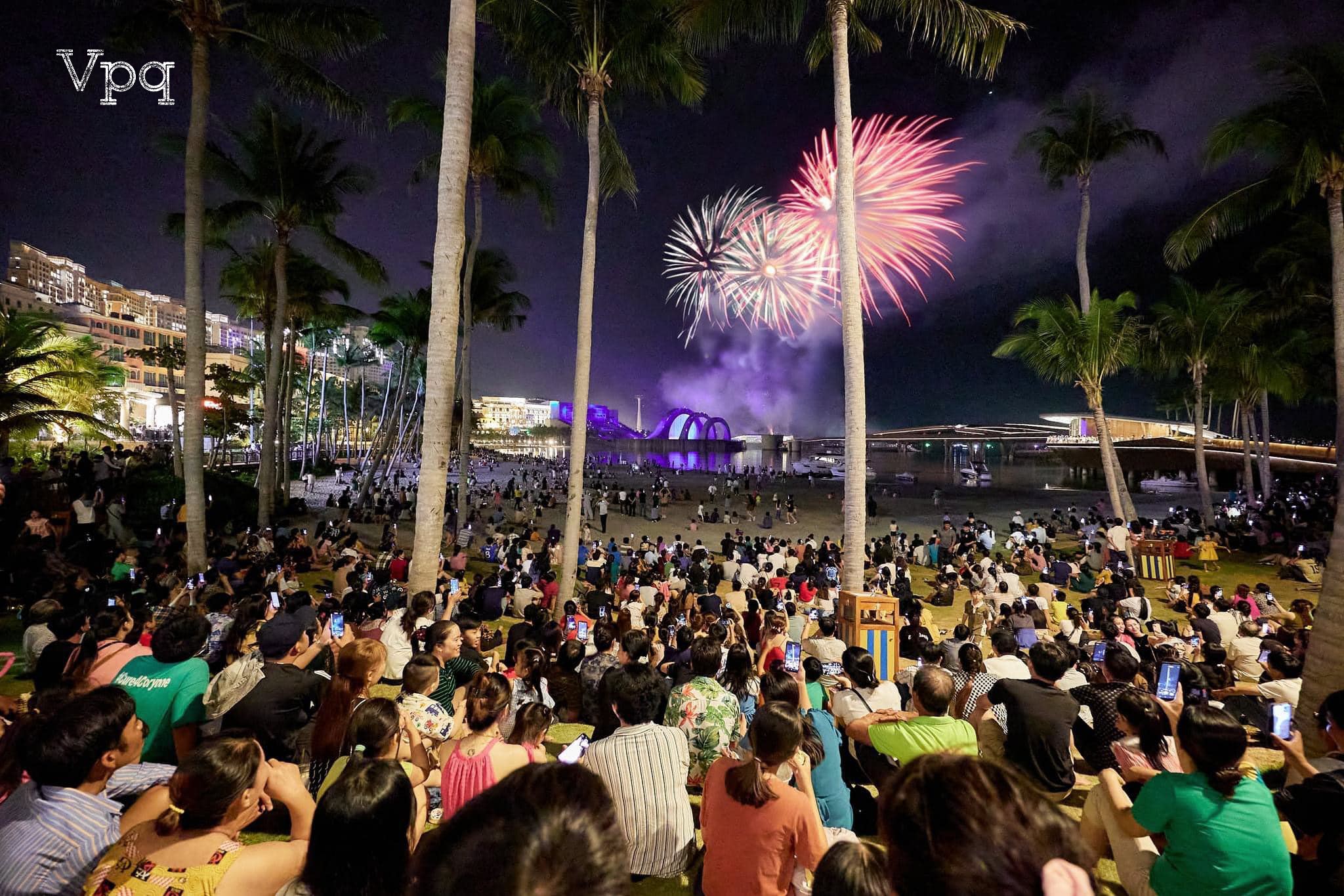 Du khách và người dân đón năm mới 2024 tại Cầu Hôn Phú Quốc