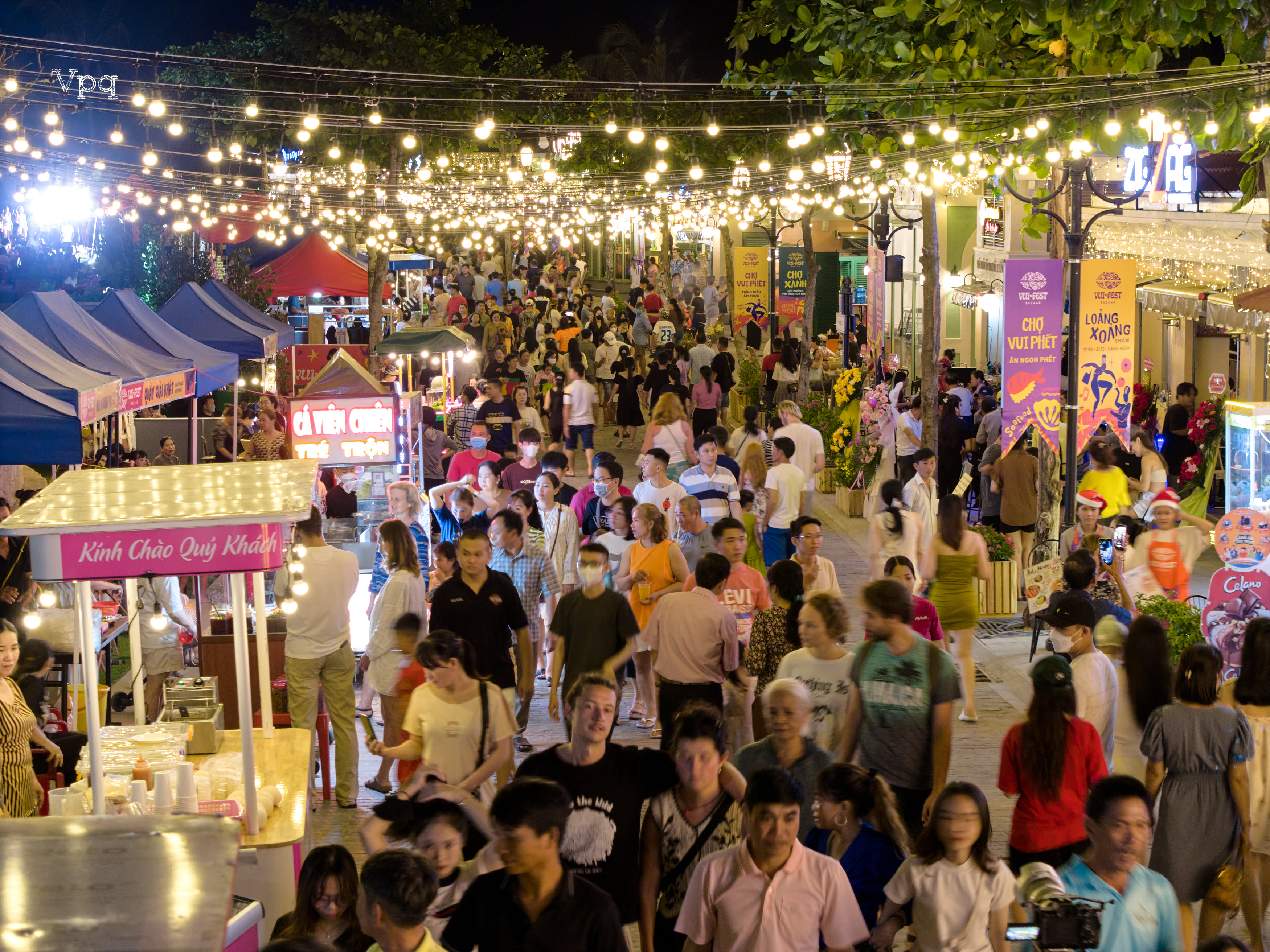 Chợ đêm Vui-Fest Bazaar Phú Quốc tấp nập người qua lại