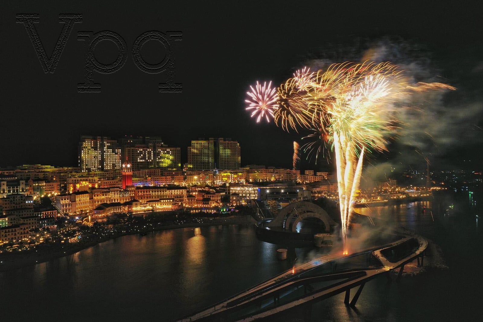 Hình ảnh pháo hoa rợp trời New Year Countdown Phú Quốc 2023 tại thị trấn Hoàng Hôn