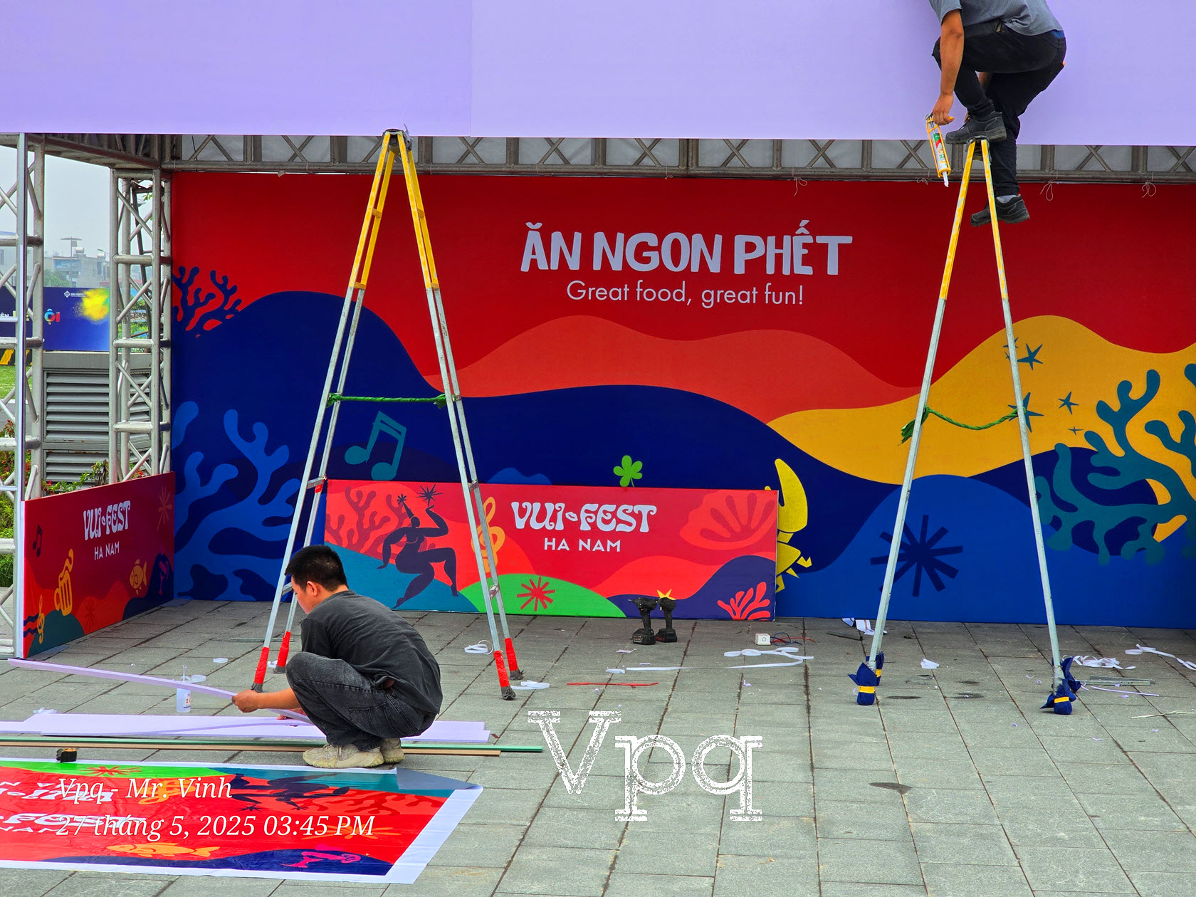 Các gian hàng Vuifest Hà Nam đang được chủ đầu tư lắp ghép