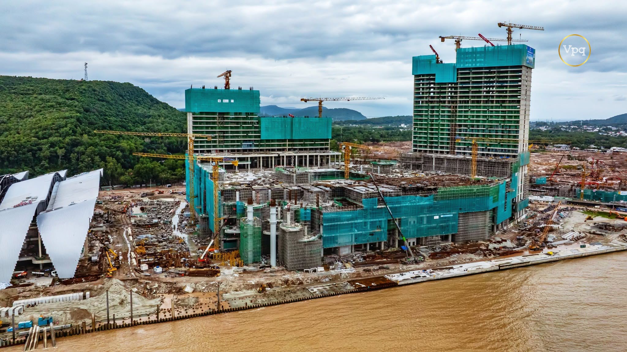 Hai tòa tháp khách sạn JW Marriott Marquis và W Hotel cùng Lotte Mall