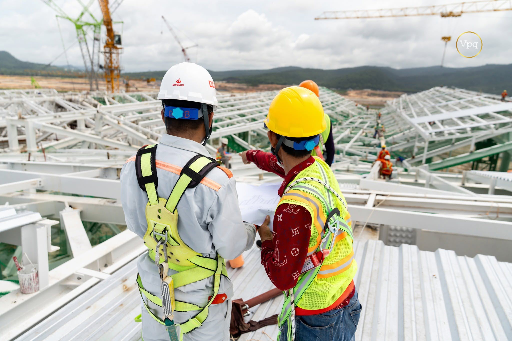 CCông nhân thi công các dự án phục vụ APEC 2027 tại Phú Quốc