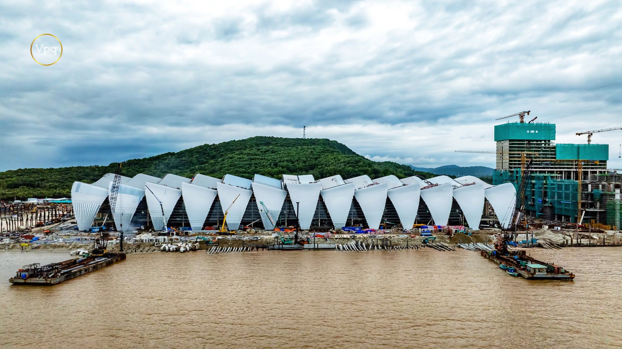 Khu vực trung tâm hội nghị APEC đã hoàn thiện lắp mái