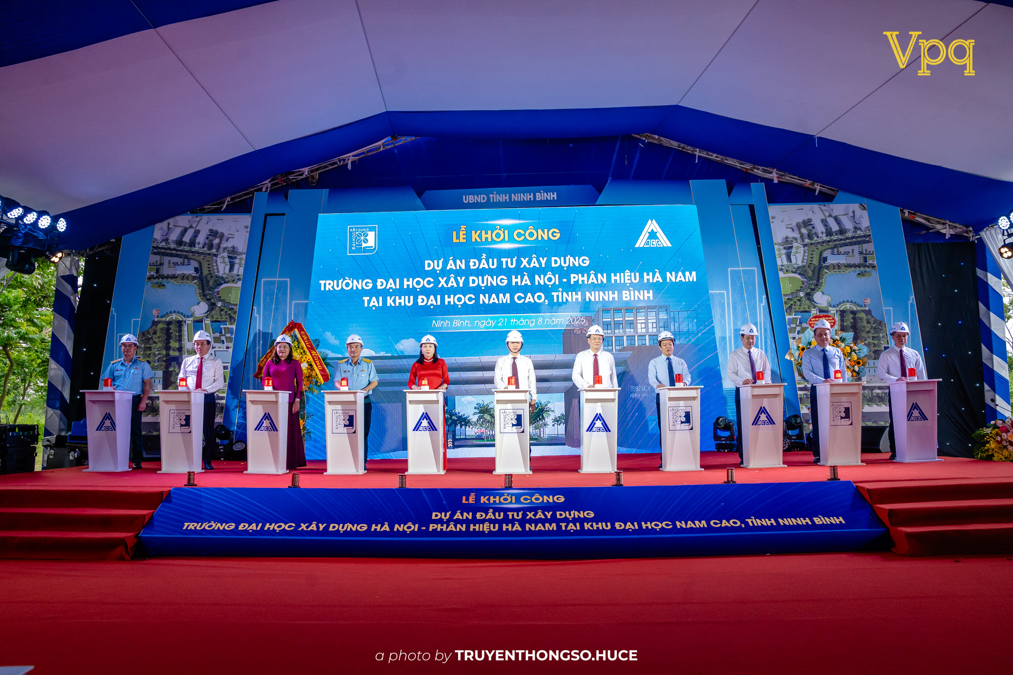 Các đại biểu tham dự lễ khởi công xây dựng Trường ĐHXDHN - Phân hiệu Hà Nam tại Khu Đại học Nam Cao (Ninh Bình)