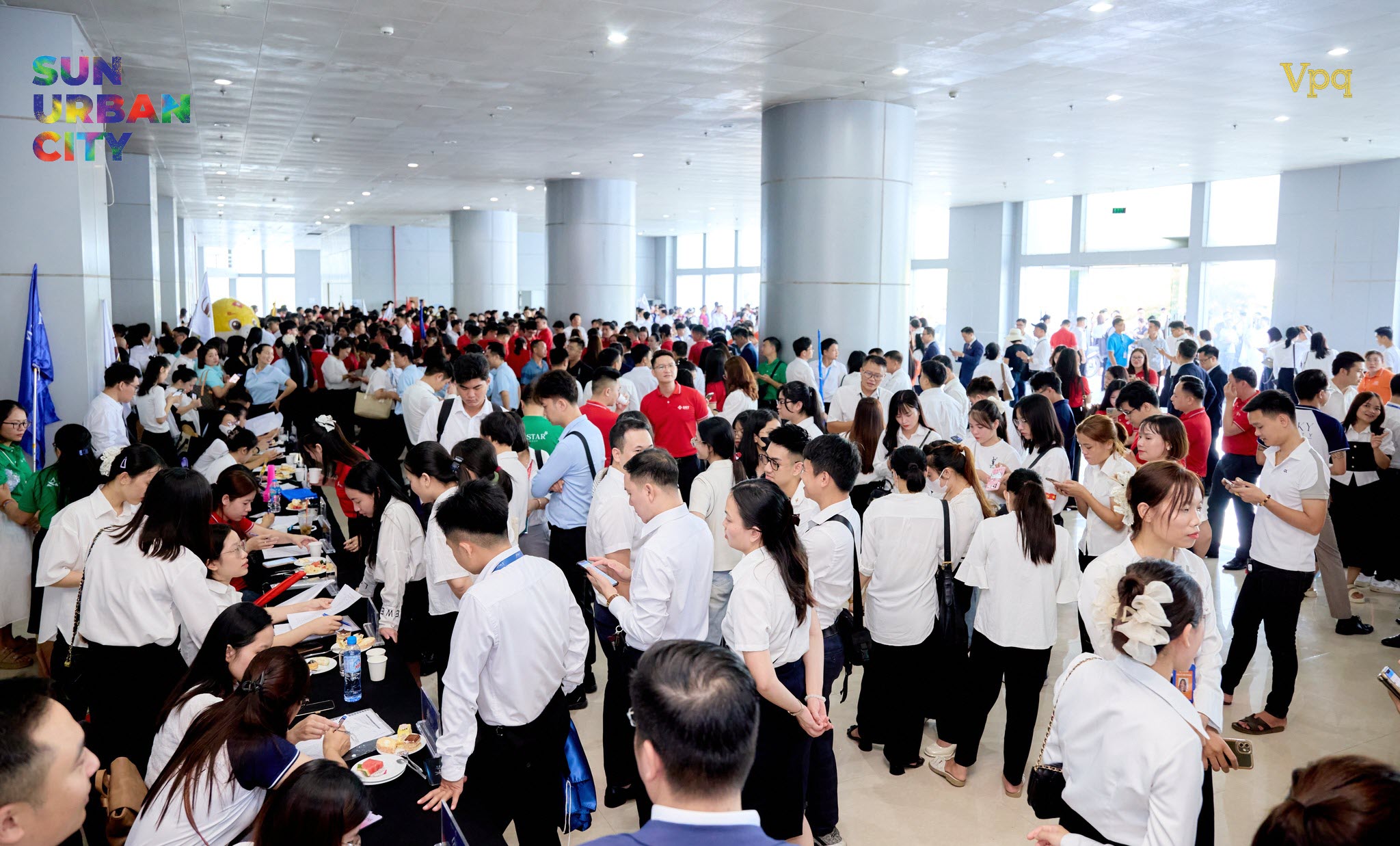 Các chuyên viên kinh doanh tham gia sự kiện