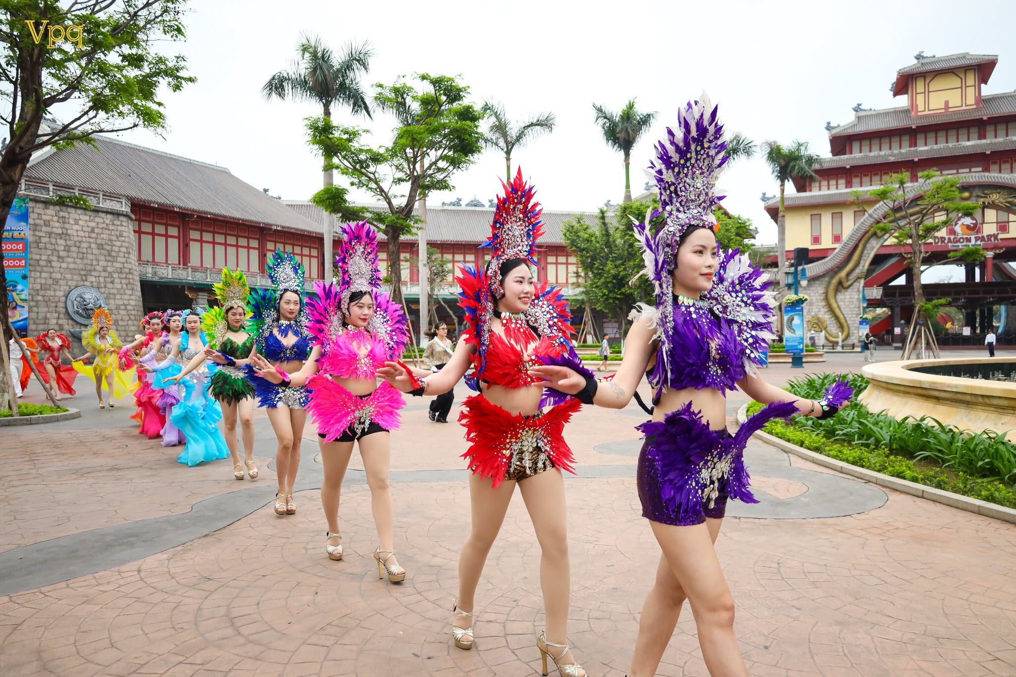 Các vũ công tại Công viên rồng xinh đẹp