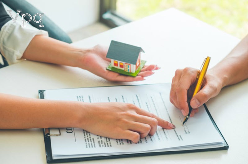 Khi mua nhà chúng ta sẽ ký hợp đồng mua bán hoặc hợp đồng chuyển nhượng