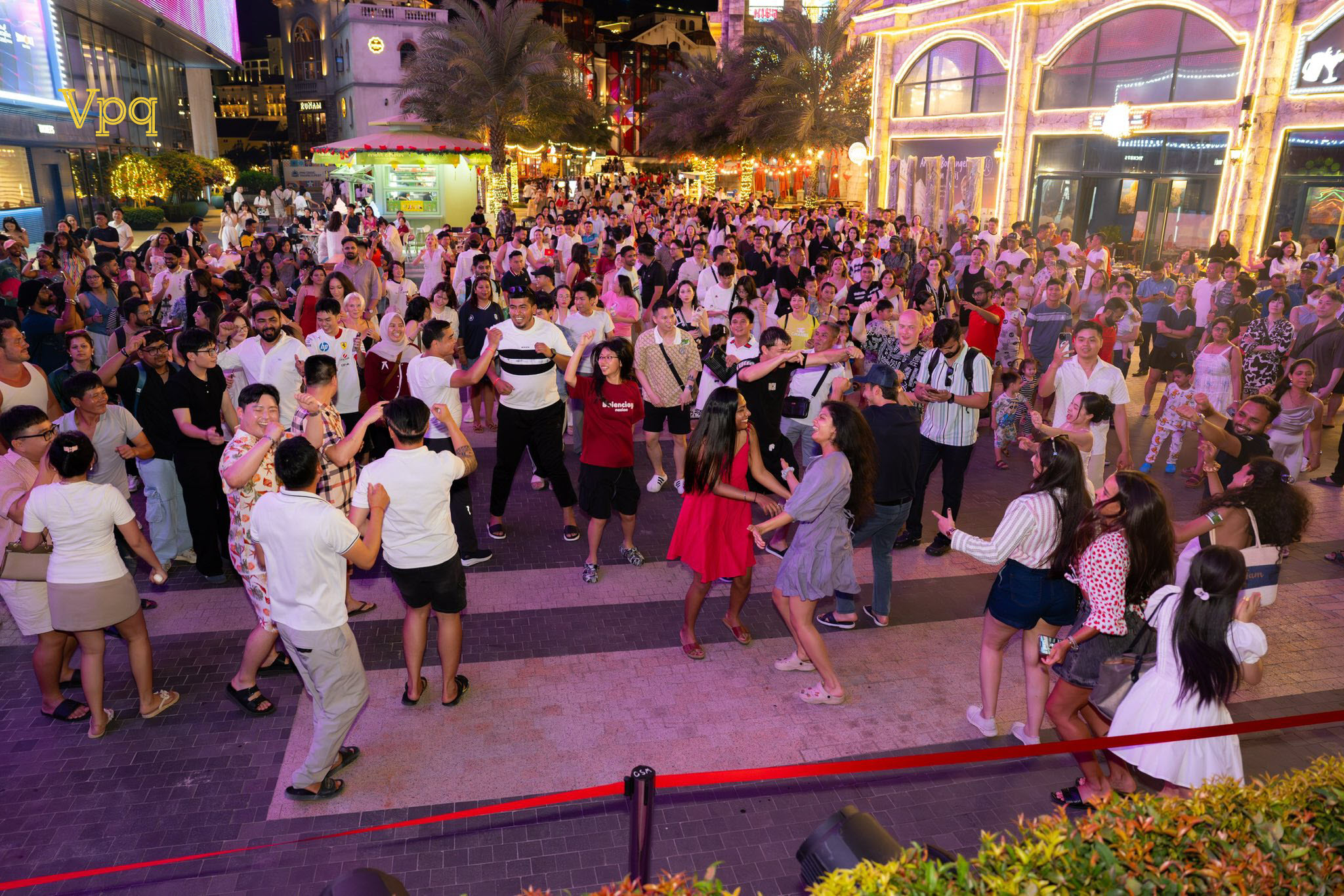Trải nghiệm đẳng cấp và show diễn: “Cỗ máy hút khách”