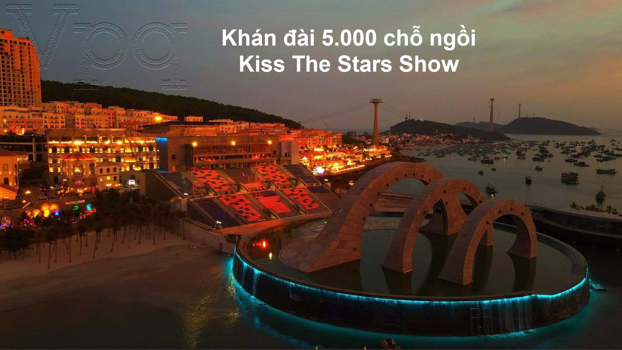 Khán đài thưởng thức Kiss Of The Sea Show hướng trực diện ra mặt biển