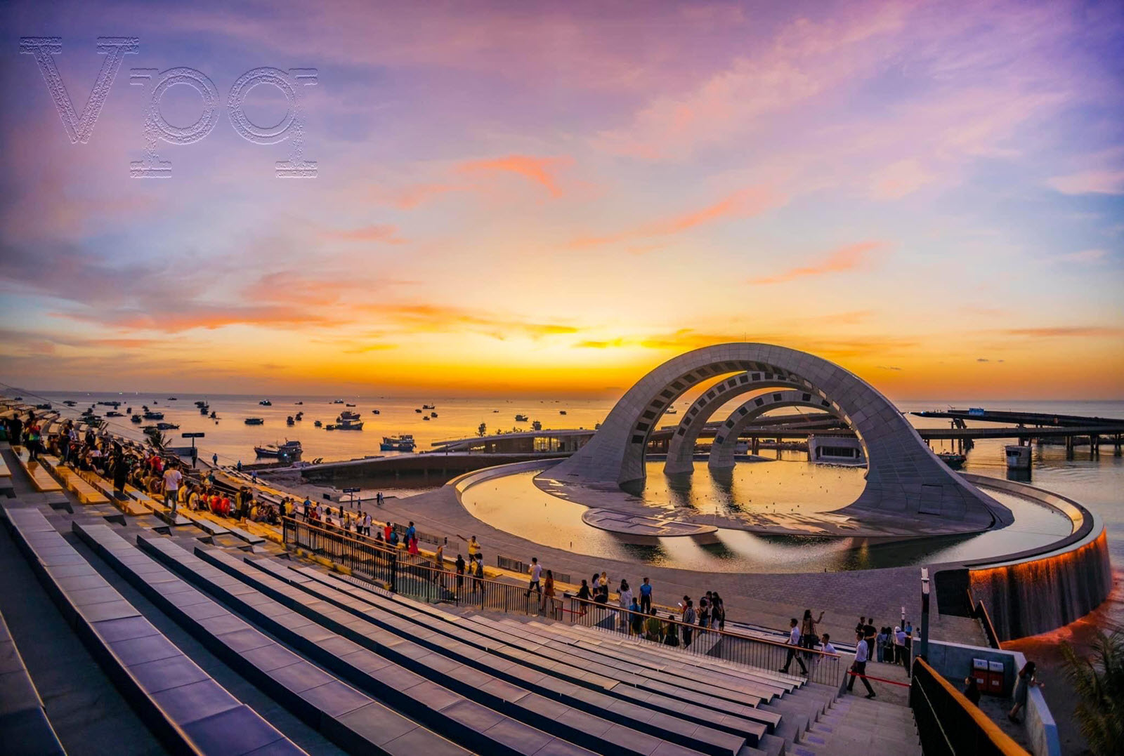 Sân khấu Kiss The Stars Show và cầu Hôn Kiss Bridge