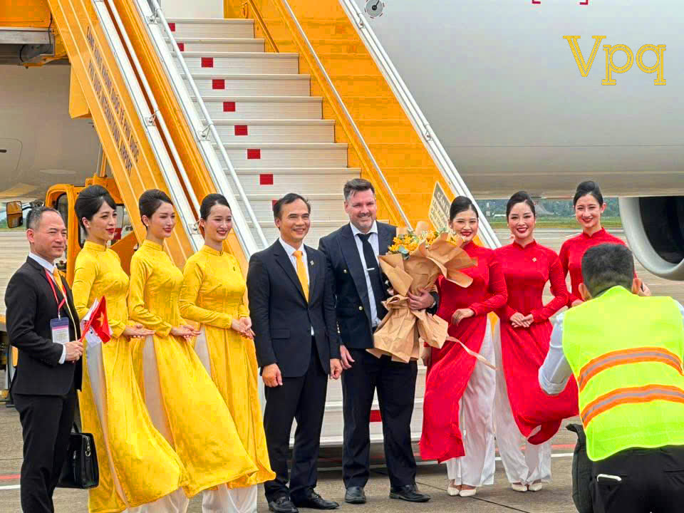 Đại diện Sun Group chụp hình lưu niệm cùng đội bay đầu tiên Sun PhuQuoc Airway