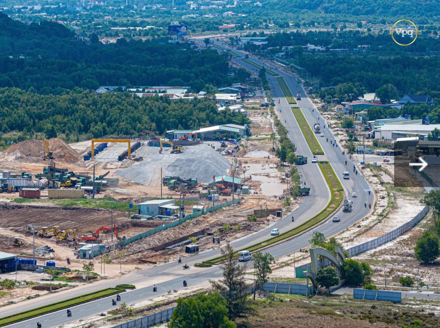 To&agrave;n cảnh c&ocirc;ng trường thi c&ocirc;ng trục đại lộ ĐT.975 mở rộng