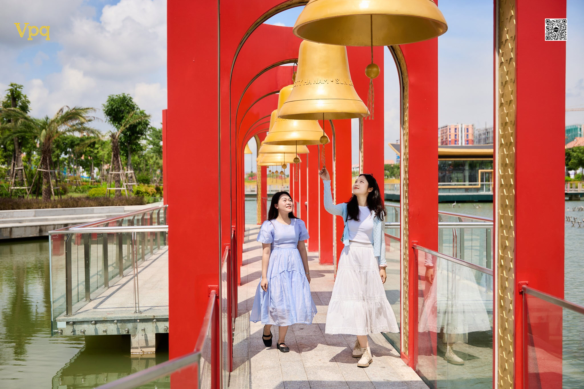 Cư dân đi dạo và check in tại Công viên lễ hội