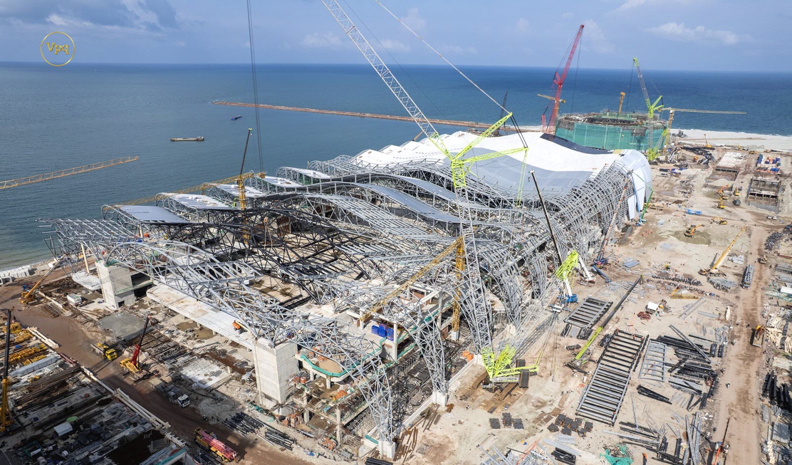 Hệ khung thép mái vòm của tại dự án Trung tâm tổ chức hội nghị APEC và các công trình chức năng đang được lắp dựng