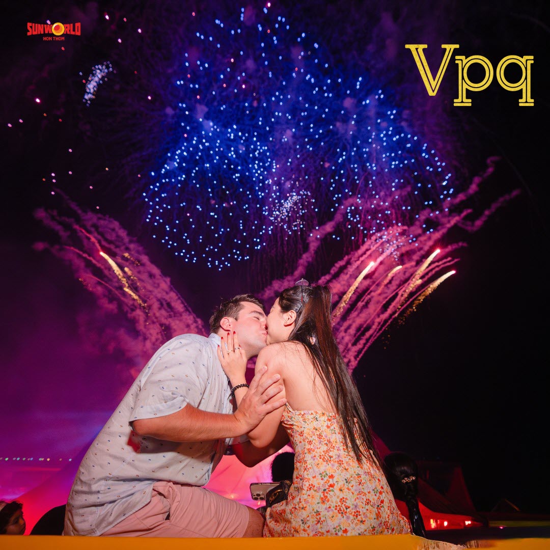 Du khách chụp hình tại show Kiss Of The Sea