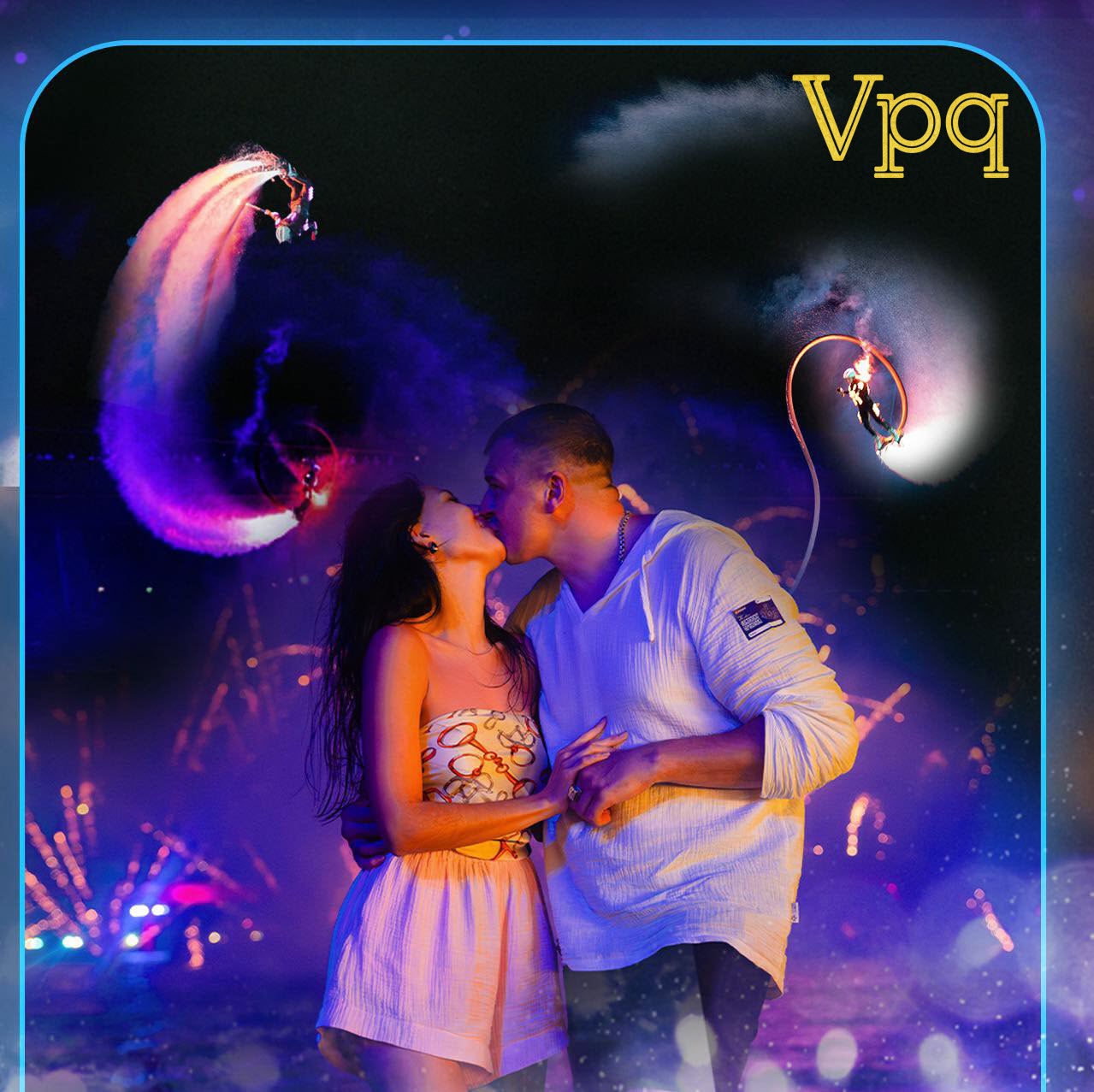 Du khách chụp ảnh lưu niệm tại show diễn Symphony Of The Sea, Phú Quốc