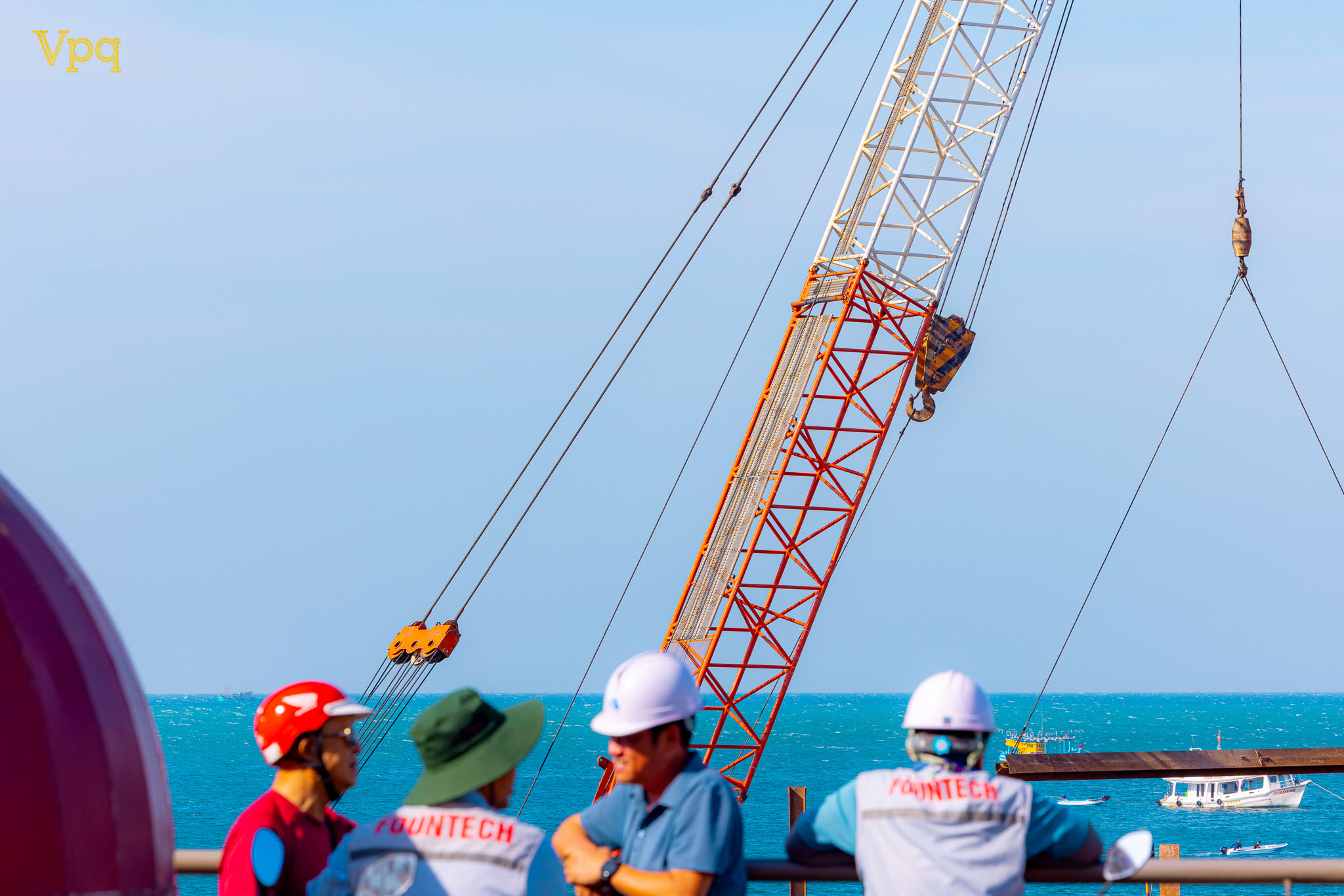 Các kỹ sư, công nhân làm không ngày nghỉ để hoàn thiện công trình phục vụ APEC 2027