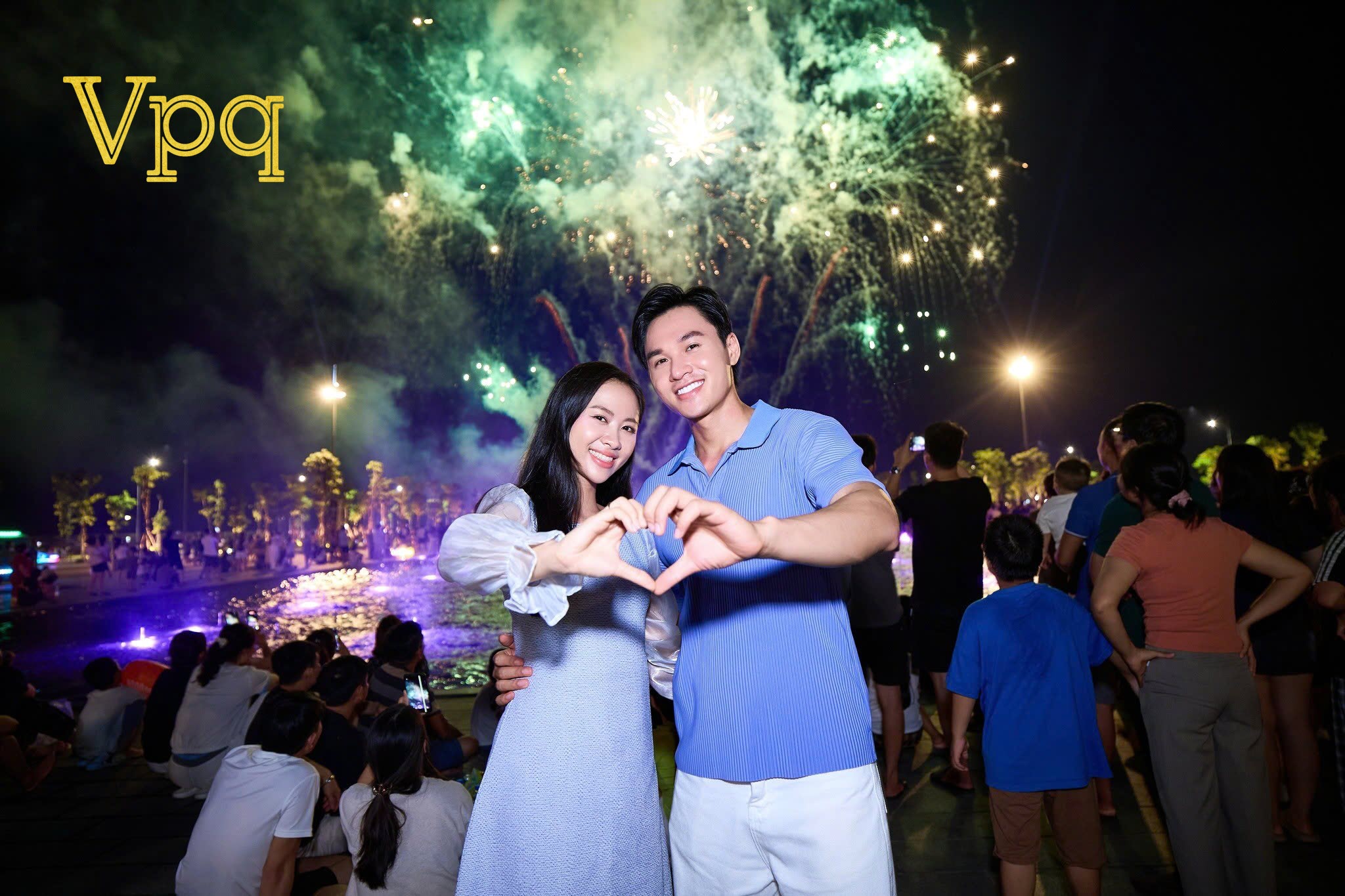 Du khách check in với pháo hoa Sun Urban City