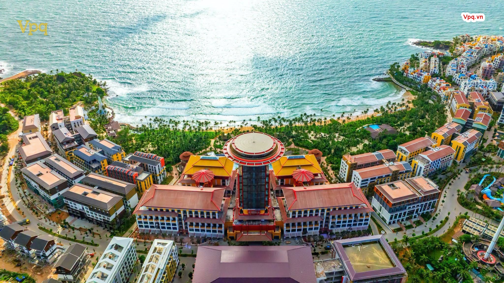 Những hình ảnh đầu tiên từ Rixos Phu Quoc hé lộ công trình quy mô lớn, giàu dấu ấn văn hóa, hứa hẹn trở thành biểu tượng mới của hòn đảo và tạo nên góc check-in siêu hot trong thời gian tới
