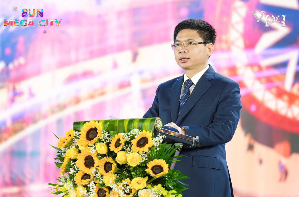 Đồng chí Trương Quốc Huy, Bí thư Tỉnh ủy, Chủ tịch UBND tỉnh, Trưởng Đoàn đại biểu Quốc hội tỉnh phát biểu tại lễ khai mạc