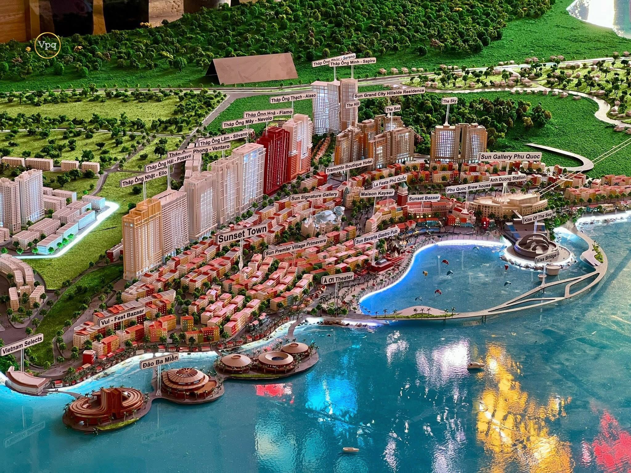 Toàn cảnh thị trấn Hoàng Hôn (Sunset Town)
