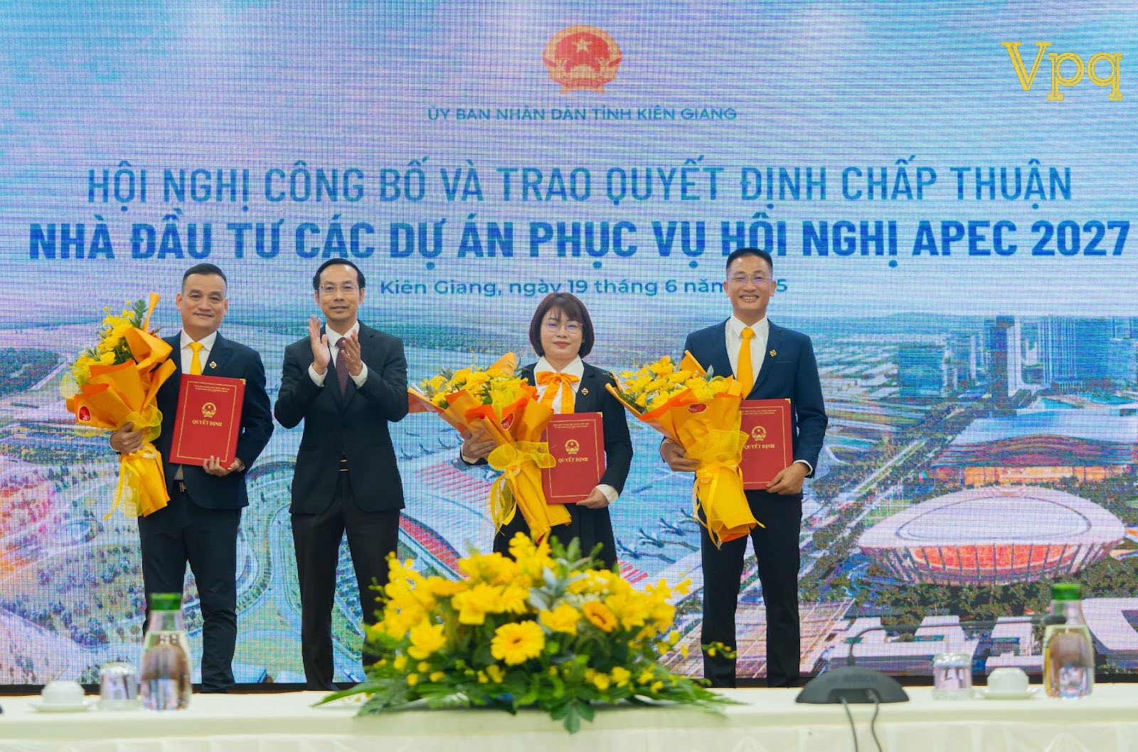 Lễ công bố và trao quyết định chấp thuận nhà đầu tư các dự án phục vụ hội nghị APEC 2027