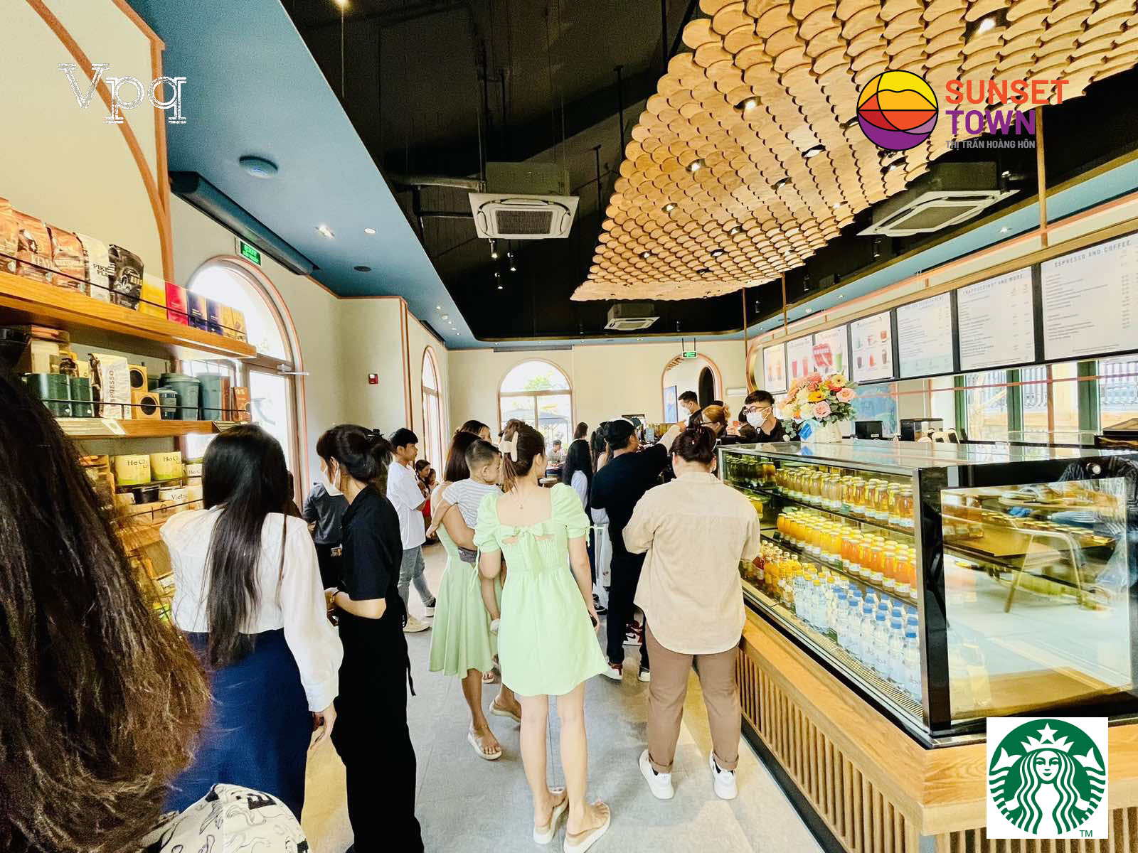 Khách hàng tới Starbucks Phú Quốc ngày khai trương