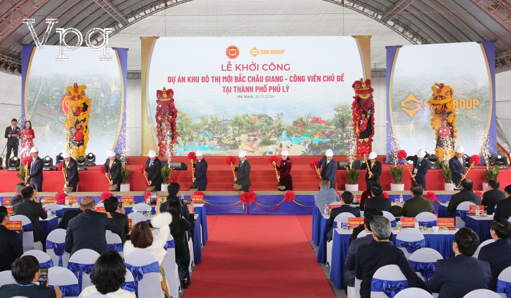 Các đại biểu thực hiện nghi thức Khởi công giai đoạn 1 Tổ hợp dự án Khu đô thị mới Bắc Châu Giang