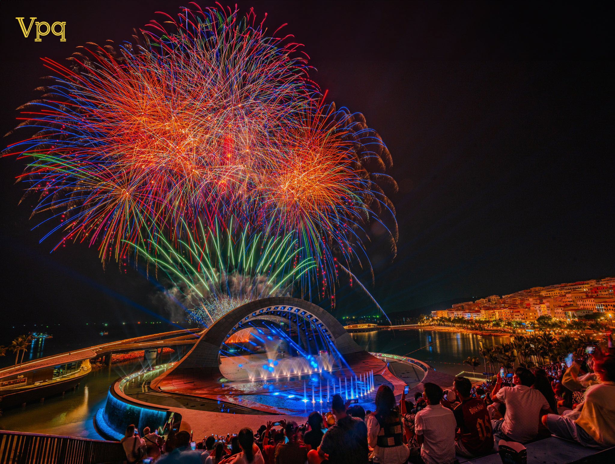 Show diễn Kiss Of The Sea kết hợp pháo hoa trên mặt biển Phú Quốc