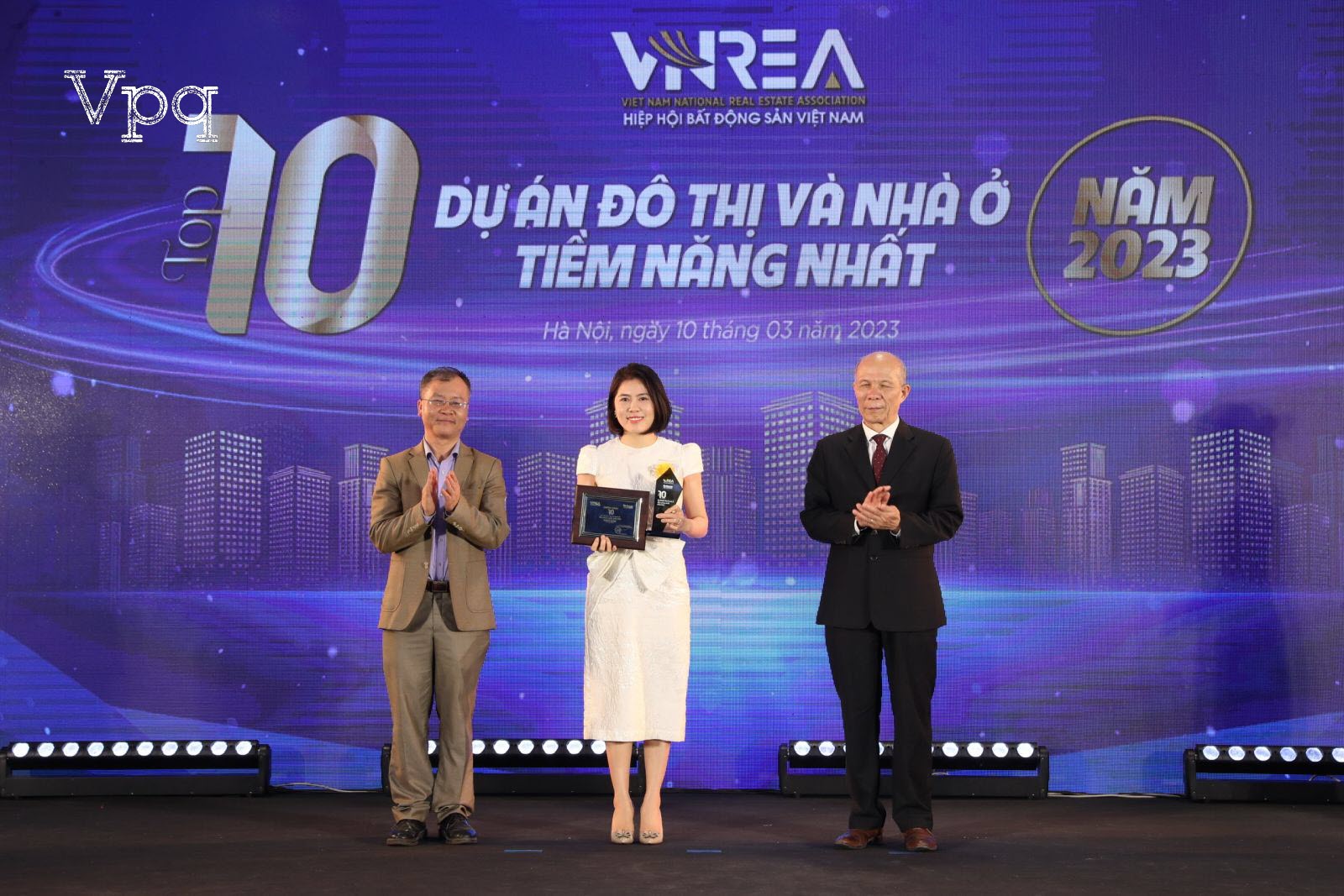 Bà Trịnh Kim Ngần - Giám đốc Kinh doanh Sun Property lên nhận giải top 10 dự án đô thị và nhà ở tiềm năng nhất năm 2023.