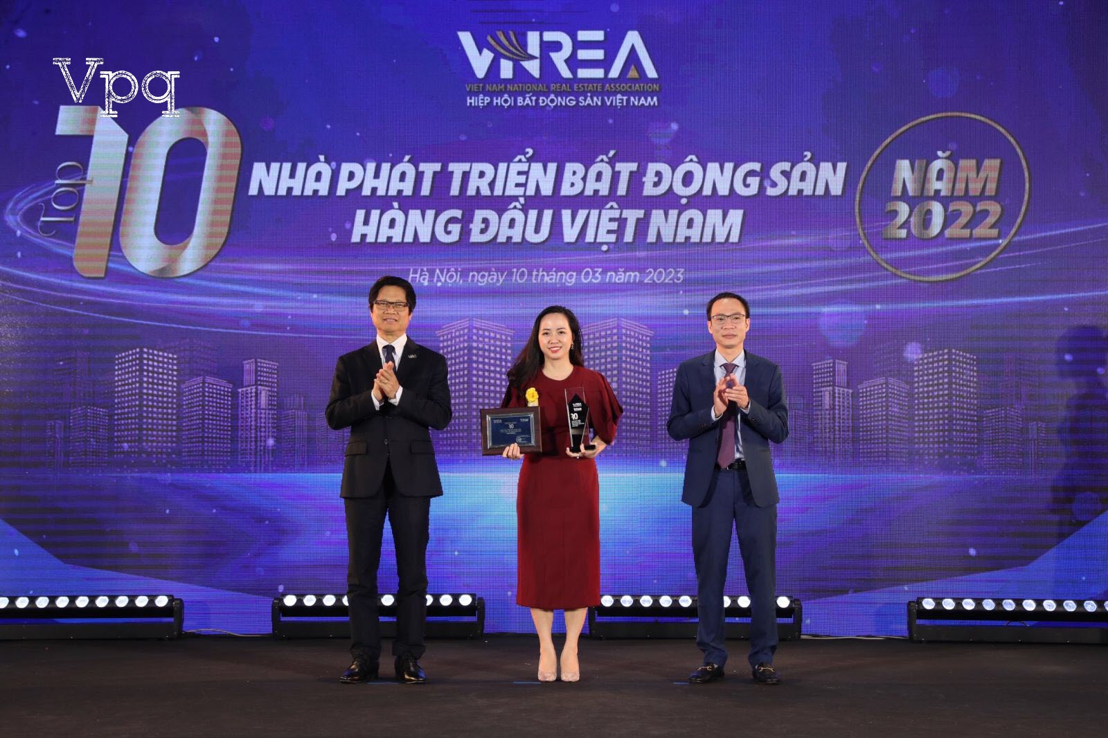 Bà Nguyễn Kiều Anh - Giám đốc Marketing Sun Property nhận giải thưởng Top 10 Nhà phát triển bất động sản hàng đầu Việt Nam năm 2022 cho Sun Property