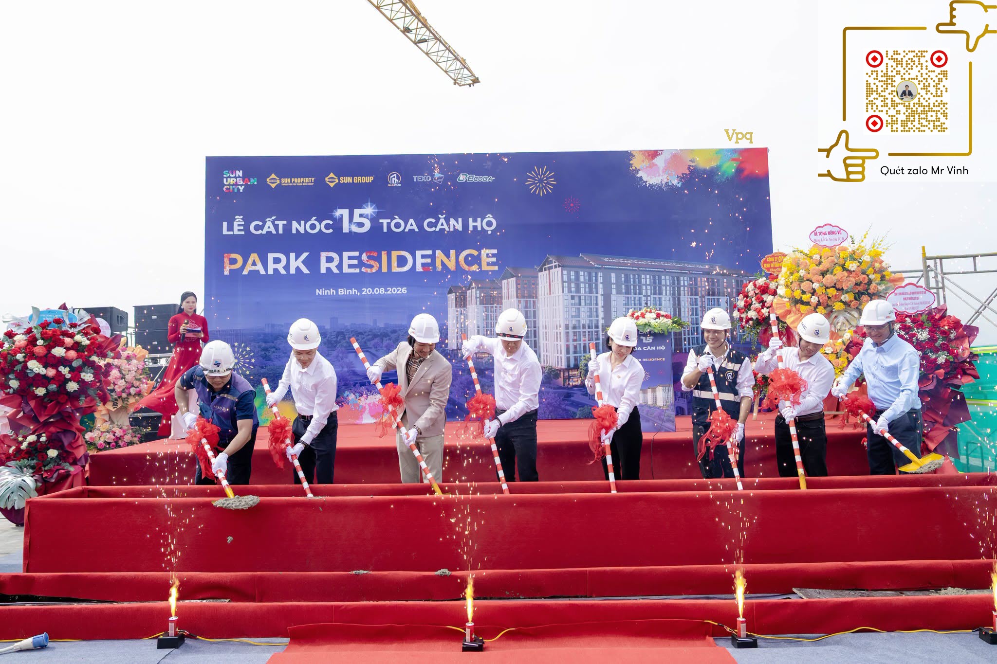 Các vị đại biểu thực hiện nghi thức cất nóc 15 tòa Park Residence