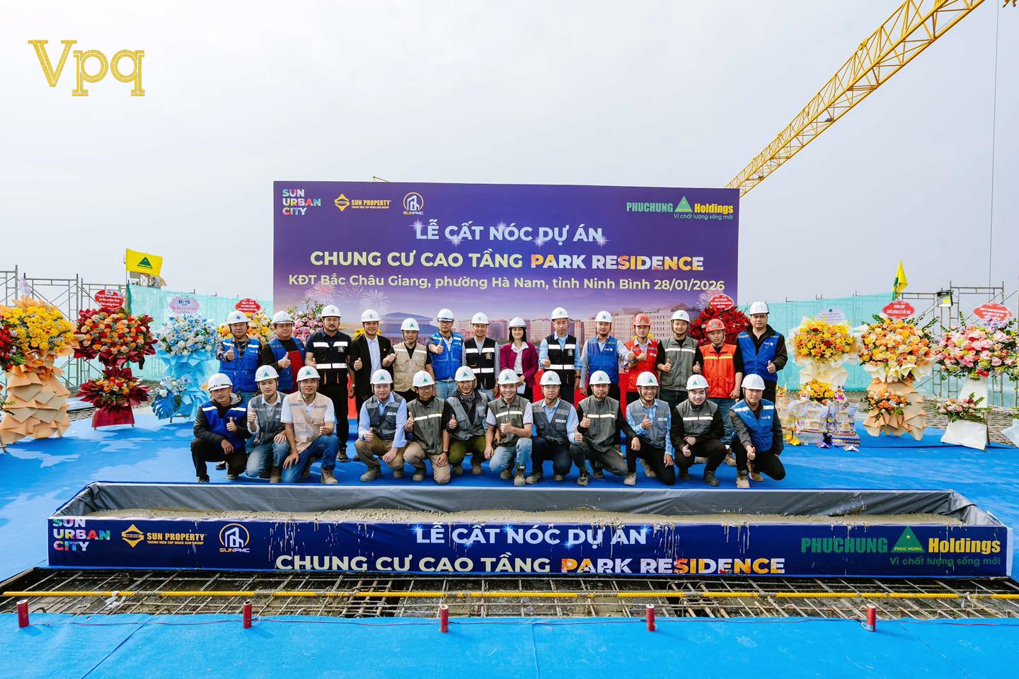 Nh&agrave; thầu chụp ảnh lưu niệm