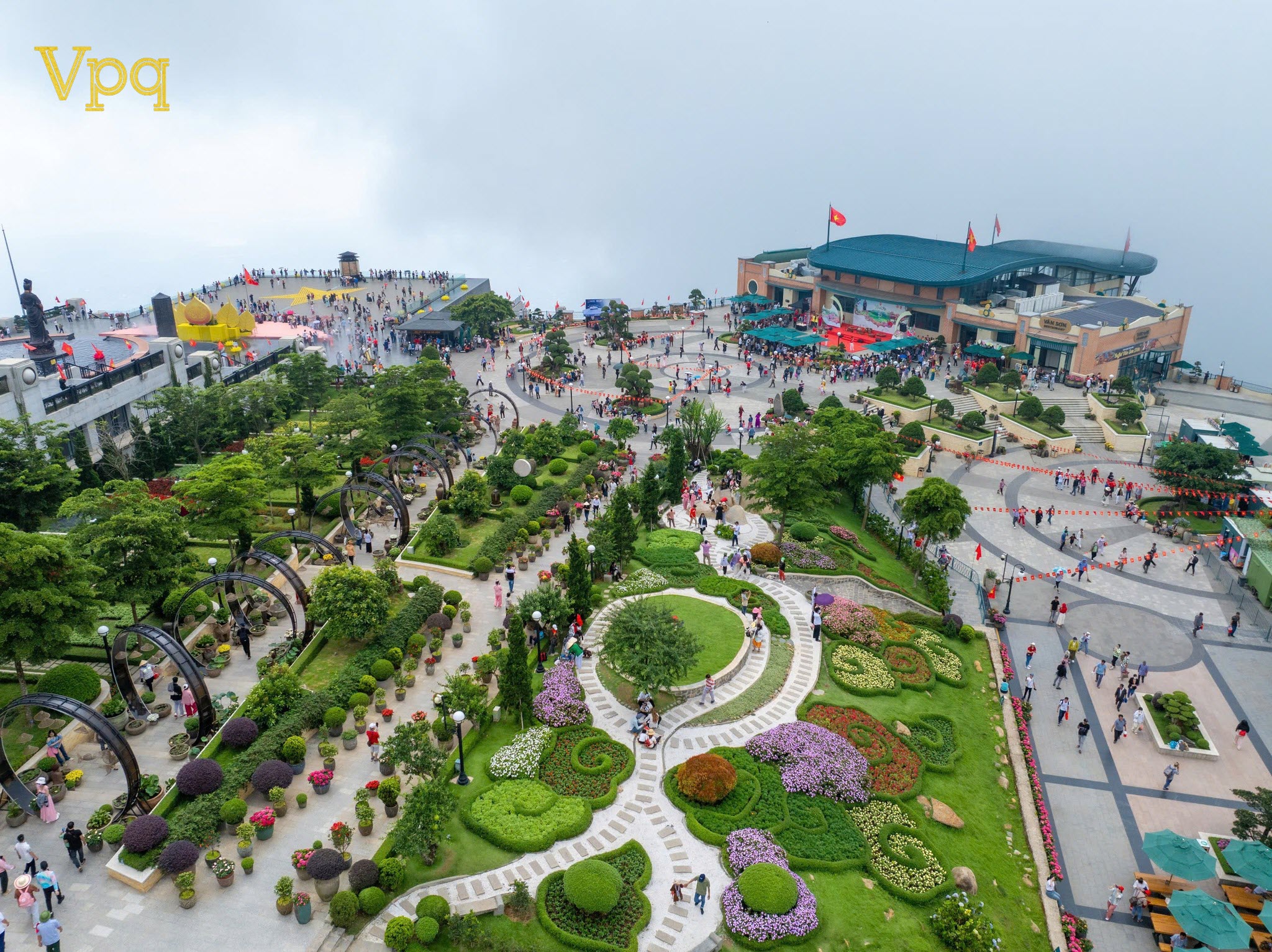 Không khí lễ hội tại  nhà ga cáp treo